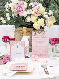 Número de mesa con espejo plateado con rosas, flores y mariposas cortadas con láser | Boda en Villa Balbiano, Lago Como